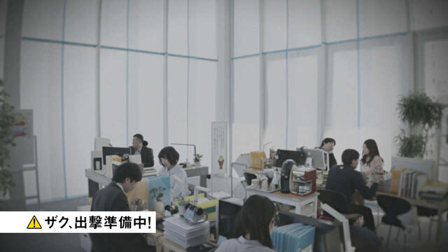 ザク、東京に立つ！？ 「シャア専用ザク」がビルを急襲する実写映像が公開