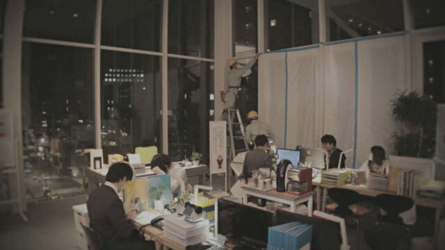 ザク、東京に立つ！？ 「シャア専用ザク」がビルを急襲する実写映像が公開