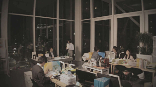 ザク、東京に立つ！？ 「シャア専用ザク」がビルを急襲する実写映像が公開