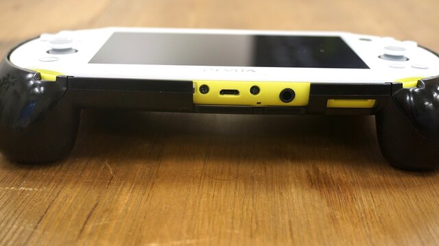 PS Vita向け「L2/R2ボタン」搭載グリップカバーを触ってみた！求めていたのはコレだが…