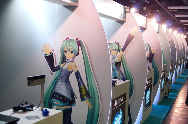 【レポート】「マジカルミライ 2015」企画展に「シテヤンヨ＆たこルカ」襲来、恒例の祭壇も登場