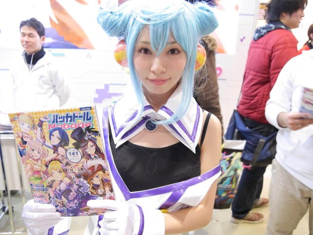 【レポート】「コミケ89」企業ブースのコスプレイヤー写真を一挙130枚！胸元の空いたコスプレイヤーも