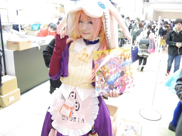 【レポート】「コミケ89」企業ブースのコスプレイヤー写真を一挙130枚！胸元の空いたコスプレイヤーも