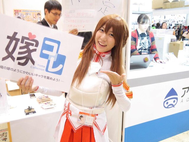 【レポート】「コミケ89」企業ブースのコスプレイヤー写真を一挙130枚！胸元の空いたコスプレイヤーも