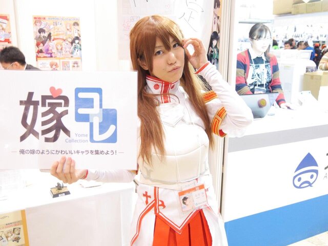 【レポート】「コミケ89」企業ブースのコスプレイヤー写真を一挙130枚！胸元の空いたコスプレイヤーも