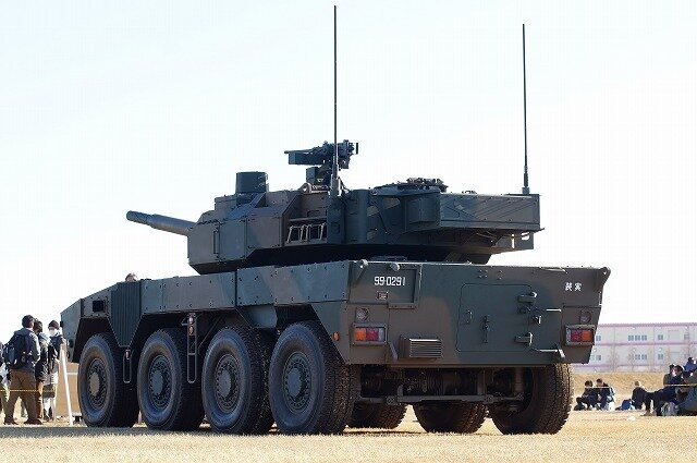 10式戦車よりも一回りほど小さいが、タイヤ径の関係から全高のみが上回る。