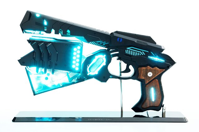 リアル過ぎる約8万円「ドミネーター」に専用ディスプレイスタンド＆プロテクターケースが登場