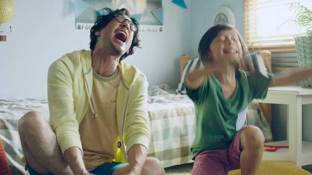 PS4新TVCM全国オンエア決定―山田孝之が剣を抜いて巨大な敵に立ち向かう！