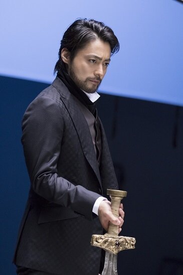 PS4新TVCM全国オンエア決定―山田孝之が剣を抜いて巨大な敵に立ち向かう！