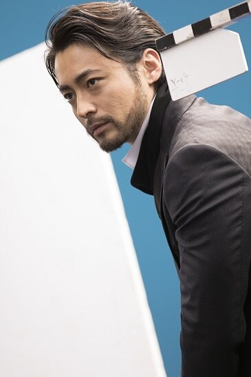 PS4新TVCM全国オンエア決定―山田孝之が剣を抜いて巨大な敵に立ち向かう！