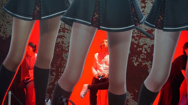 【TGS2016】会場に「無料案内所」が出現！美少女のスカートの中に入り込み、上を見上げるコーナーも