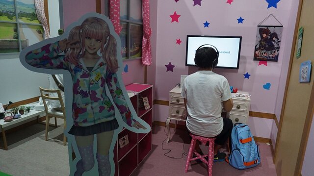 【TGS2016】会場に「無料案内所」が出現！美少女のスカートの中に入り込み、上を見上げるコーナーも