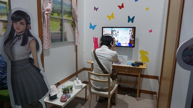 【TGS2016】会場に「無料案内所」が出現！美少女のスカートの中に入り込み、上を見上げるコーナーも