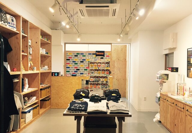8bitアパレルショップの旗艦店が東京・蔵前に、「パックマンTシャツ」やドット絵風ブローチなどが登場