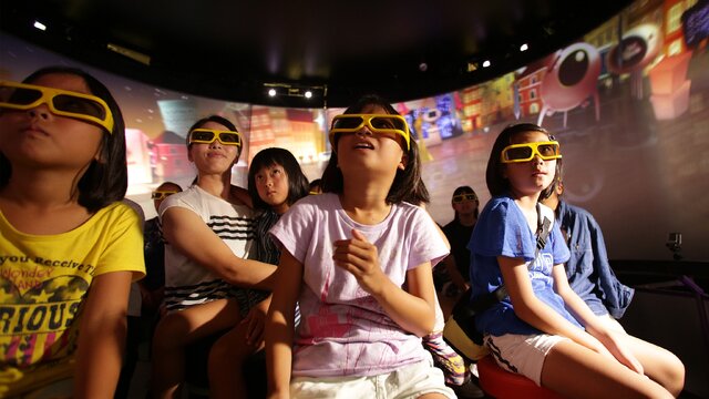 ゲームセンターに4Dシアター、円筒形の360度スクリーンで全17作品を上映