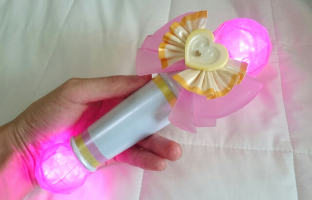 「サイリウムチェンジ！」の声でコスプレ衣装が光り輝く！ 音声認識を取り入れた“らぁら”の電飾衣装が見事な完成度