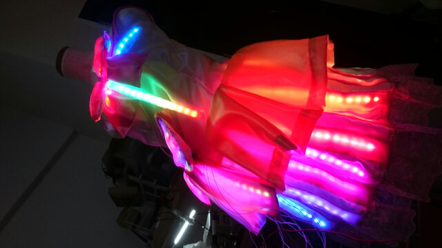 「サイリウムチェンジ！」の声でコスプレ衣装が光り輝く！ 音声認識を取り入れた“らぁら”の電飾衣装が見事な完成度