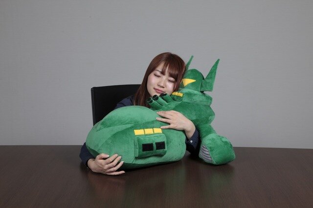 「ひとやすみ戦艦クッション シャア専用ムサイ」6,480円（税込／送料・手数料別途）(C)創通・サンライズ