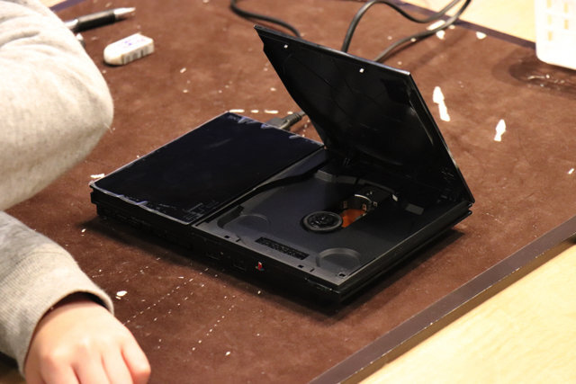 PS2を分解して知るモノの仕組み―「プレイステーション分解ワークショップ」レポート