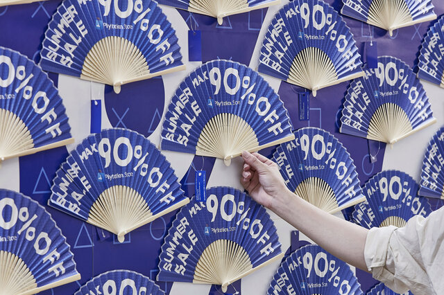 溢れ出る清涼感！「PS Storeサマーセール」アンバサダー・都丸紗也華さんが扇子で夏の暑さを“90％OFF”に!?