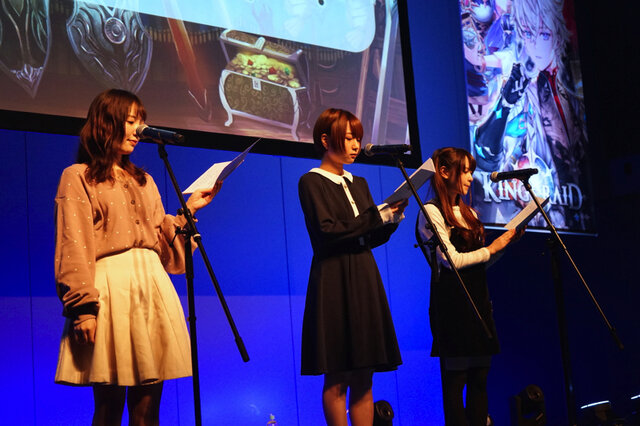 生アフレコの様子。左から豊田萌絵、富田美憂、前田佳織里（敬称略）