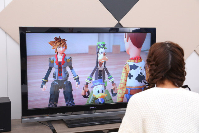 『キングダムハーツIII』をプレイする伊波杏樹さん