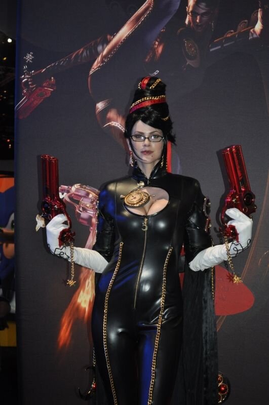 【E3 2009】E3会場で見つけた美女と野獣(?)